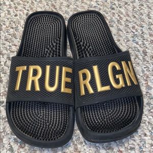 ✴️True Religion Branded Slides✴️